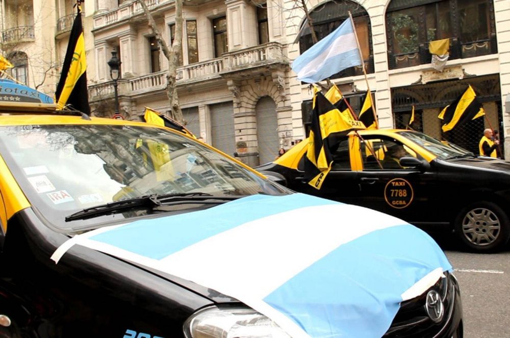 Paro de taxistas y remiseros por la decisin del intendente de darle va libre a Uber y Cabify