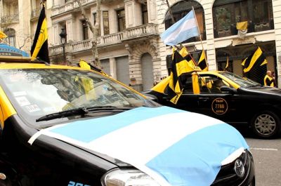 Paro de taxistas y remiseros por la decisión del intendente de darle vía libre a Uber y Cabify