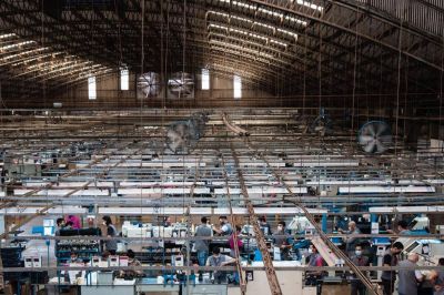 La planta que produce para Nike, Umbro y Fila suspenderá trabajadores por el impacto de la falta de insumos
