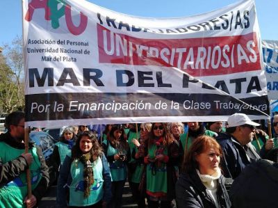 Paro y concentración de trabajadores de la Universidad Nacional de Mar del Plata