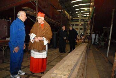 El cardenal Karlic ofici� una misa en un galp�n del astillero Contessi