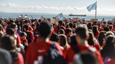 La Iglesia debe llegar a los j�venes orient�ndolos y gui�ndolos