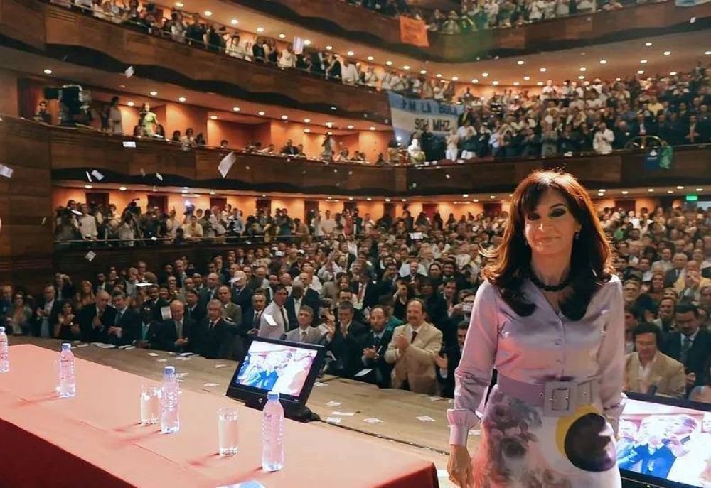 Cristina Fern�ndez de Kirchner �reaparece? en el Teatro Argentino, primer coliseo K