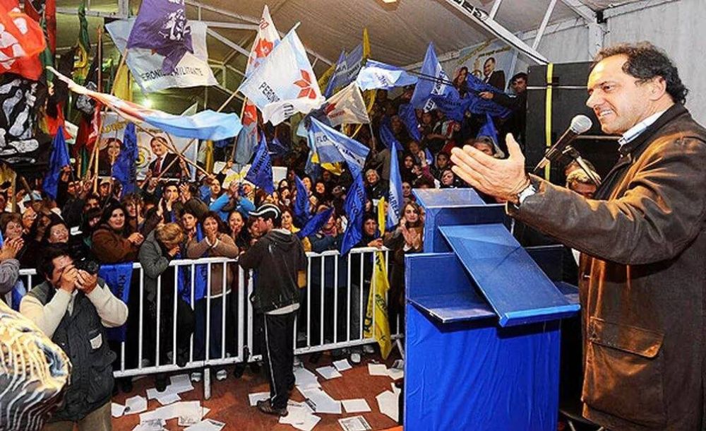Los movimientos sociales del oficialismo evalan apoyar a Daniel Scioli como candidato presidencial en las PASO