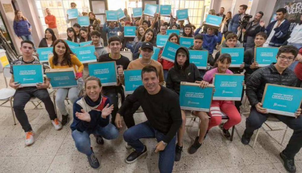 Cardozo entreg ms de 300 netbooks a estudiantes del Partido de La Costa