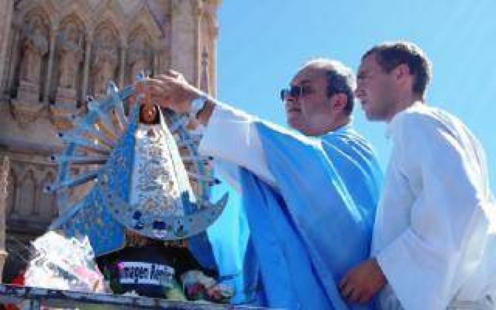 Miles de feligreses llegan este domingo a la Baslica de Lujn para presenciar el tradicional cambio de manto a la Virgen