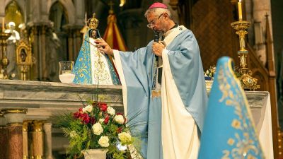 La Virgen de Luján luce las tres estrellas mundialistas en su nuevo manto