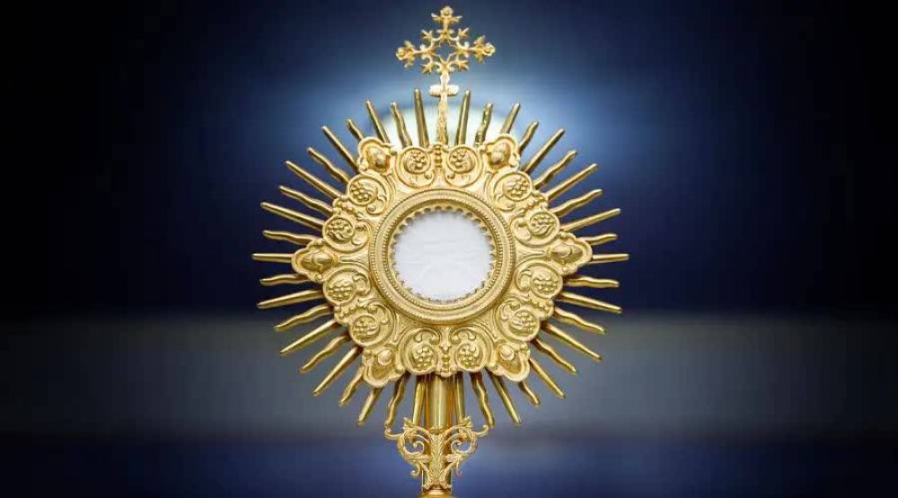 Obispo y sacerdotes se salvan de morir en bombardeo a catedral gracias al Santsimo