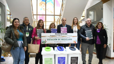Conciencia ambiental: Instalaron una isla de reciclado en Casa de Gobierno
