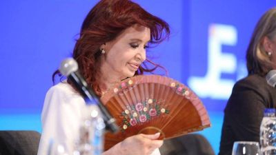 En medio de la negociación con el Fondo, CFK habló de la escasez de dólares y apuntó al endeudamiento de Macri