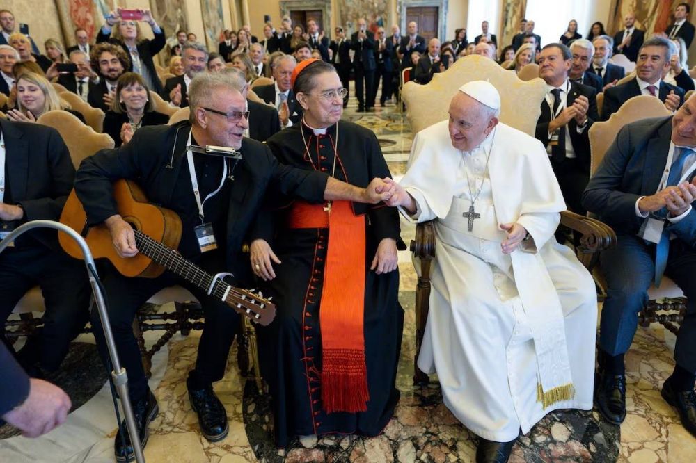 En el Vaticano, Len Gieco cant Slo le pido a Dios ante el papa Francisco y ms de 100 argentinos
