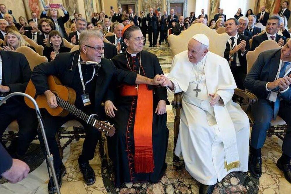 Len Gieco llev su himno al Vaticano