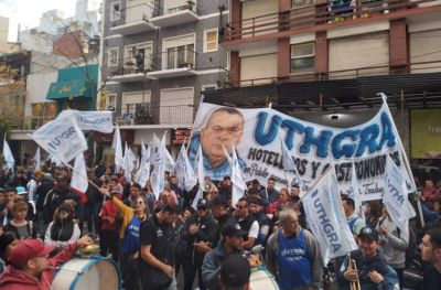 Ruidosa y masiva protesta de UTHGRA contra los empresarios