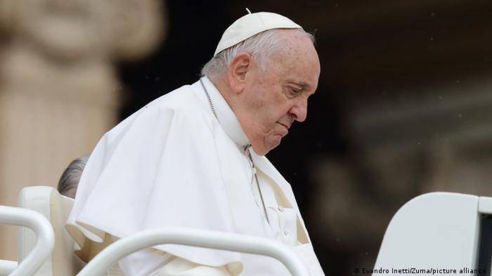 Papa Francisco interrumpe audiencia en la Plaza de San Pedro para responder llamada a su mvil