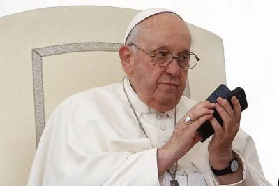El papa Francisco atendi� una misteriosa llamada por celular en plena audiencia semanal