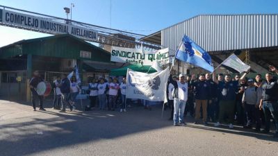 Trabajadores de la industria química Domitec acampan en protesta por despidos, persecución y la falta de pago de adicionales