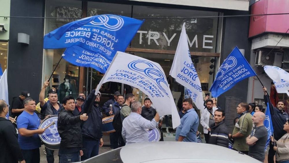 Empleados de Comercio de Lomas de Zamora protestaron frente a dos locales céntricos contra el trabajo en negro