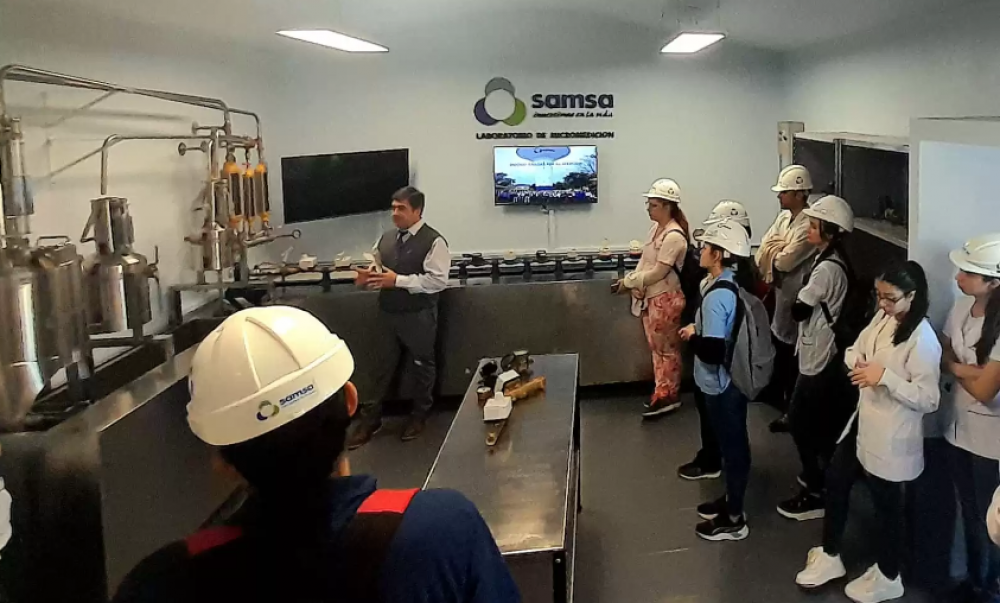 Estudiantes de Exactas visitaron la planta potabilizadora de Samsa