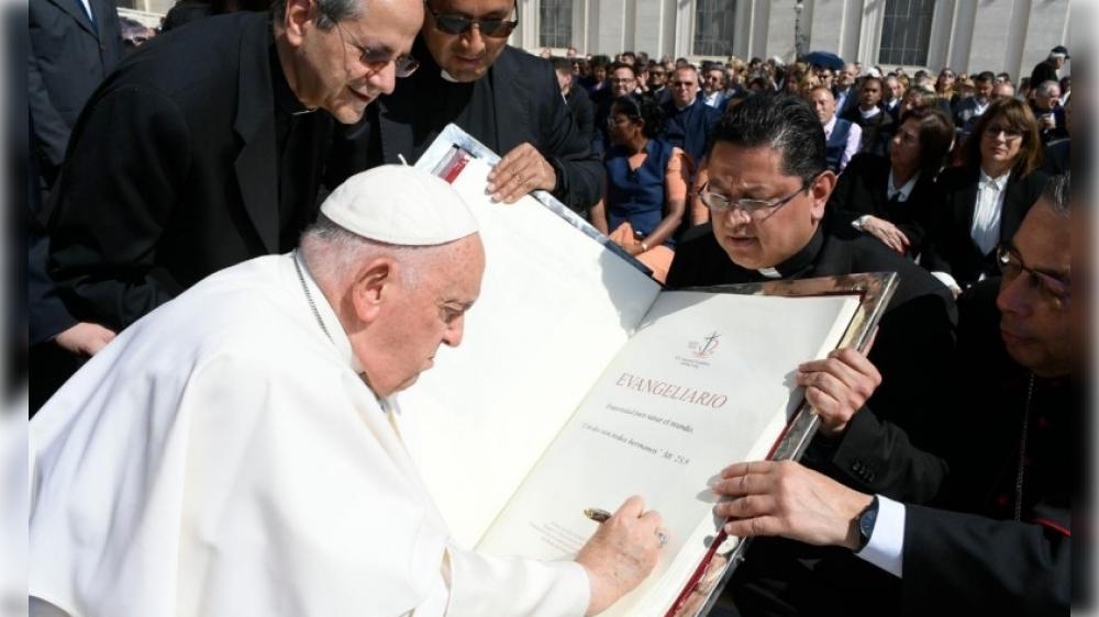 Papa Francisco bendice «Evangeliario,» símbolo del Congreso Eucarístico Internacional Quito 2024