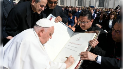 Papa Francisco bendice �Evangeliario,� s�mbolo del Congreso Eucar�stico Internacional Quito 2024