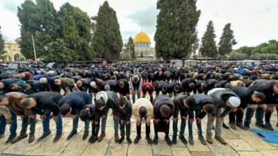 Palestina: Más de 45 mil fieles realizan la oración del viernes en la mezquita Al-Aqsa