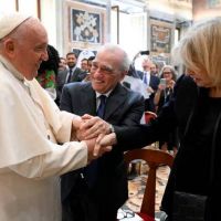 El papa Francisco retom la agenda tras haber presentado un cuadro febril y reapareci en un acto con Martin Scorsese