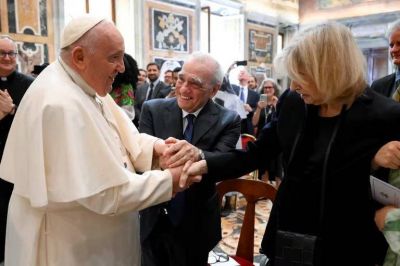 El papa Francisco retomó la agenda tras haber presentado un cuadro febril y reapareció en un acto con Martin Scorsese