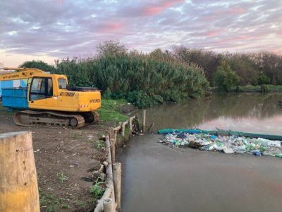 ACUMAR realizó tareas de limpieza en el arroyo Ortega de Echeverría