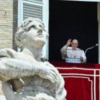 Papa, Regina Caeli: “El Espíritu Santo nos libera de las presiones del miedo”