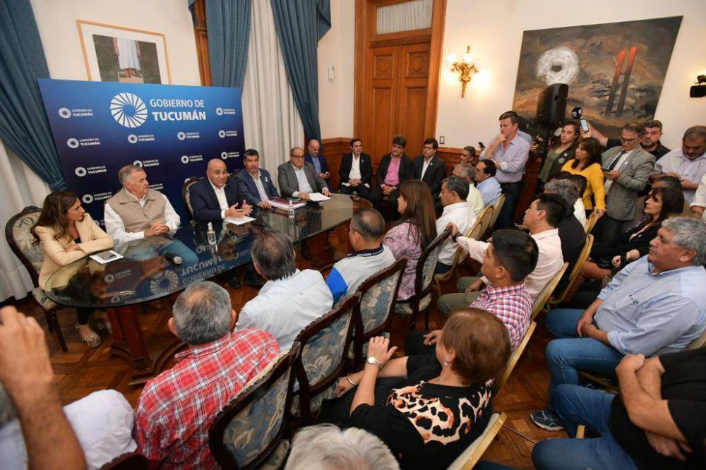 Manzur anunci un aumento adicional del 8% y un bono de 20 mil pesos para los trabajadores estatales tucumanos