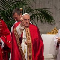 «Parece increíble el mal que puede hacer el hombre», lamenta el Papa en la misa de Pentecostés