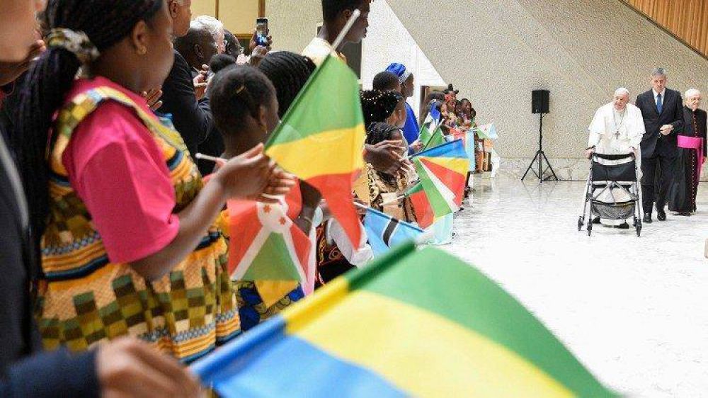 El Papa, a los ni�os africanos: sean embajadores de la paz