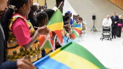 El Papa, a los ni�os africanos: sean embajadores de la paz