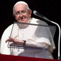 El Papa aconseja hacer la señal de la cruz para recordar el amor de Dios que nos envuelve