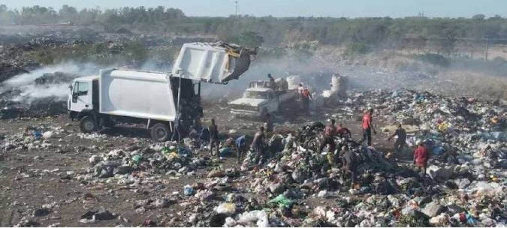 A pesar de una orden judicial y de tener un convenio con CEAMSE, la Municipalidad de Luján sigue arrojando residuos en un basural a cielo abierto