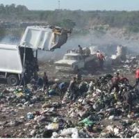 A pesar de una orden judicial y de tener un convenio con CEAMSE, la Municipalidad de Luján sigue arrojando residuos en un basural a cielo abierto