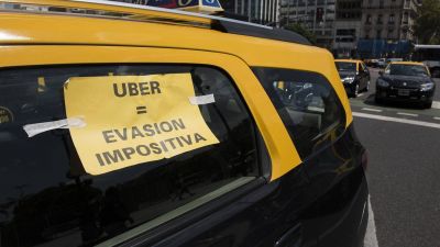 Peones de taxis enfurecidos con el presidente que los relacionó con «el curro»: «Nuestra tarea es humilde pero no precisamos ser serviles a ninguna empresa extranjera»
