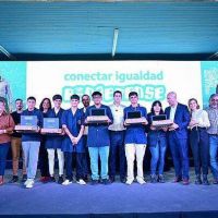 Escobar: Ariel Sujarchuk y Wado de Pedro entregaron netbooks del programa Conectar Igualdad