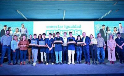 Escobar: Ariel Sujarchuk y Wado de Pedro entregaron netbooks del programa Conectar Igualdad