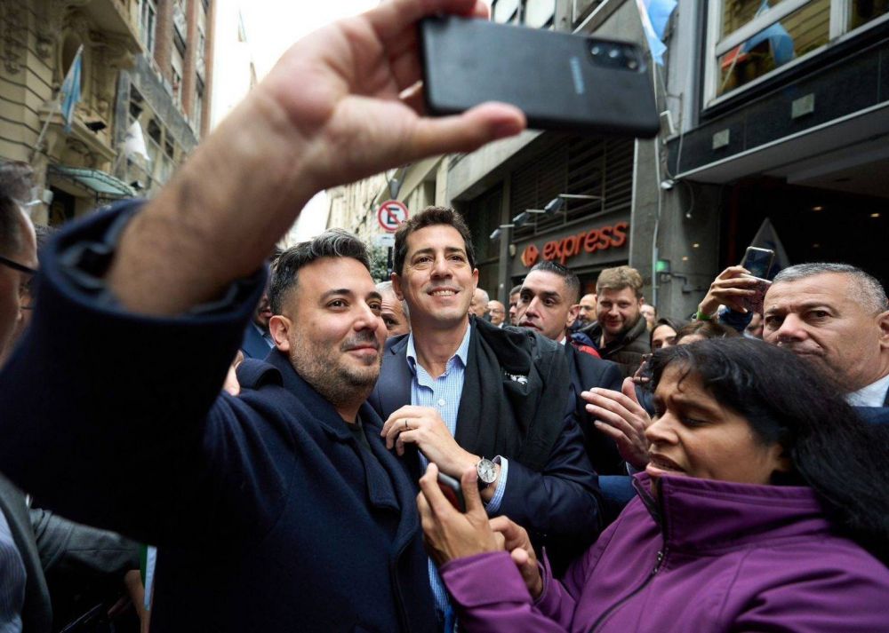 �Wado� de Pedro se junt� con Palazzo y j�venes bancarios, a quienes invit� a �conocer el potencial de Argentina porque el que no conoce, no ama, y el que no ama, no defiende�