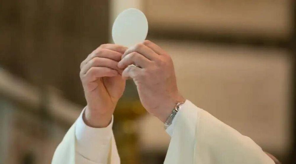 Cul es el proceso que sigue la Iglesia para aprobar un milagro eucarstico?