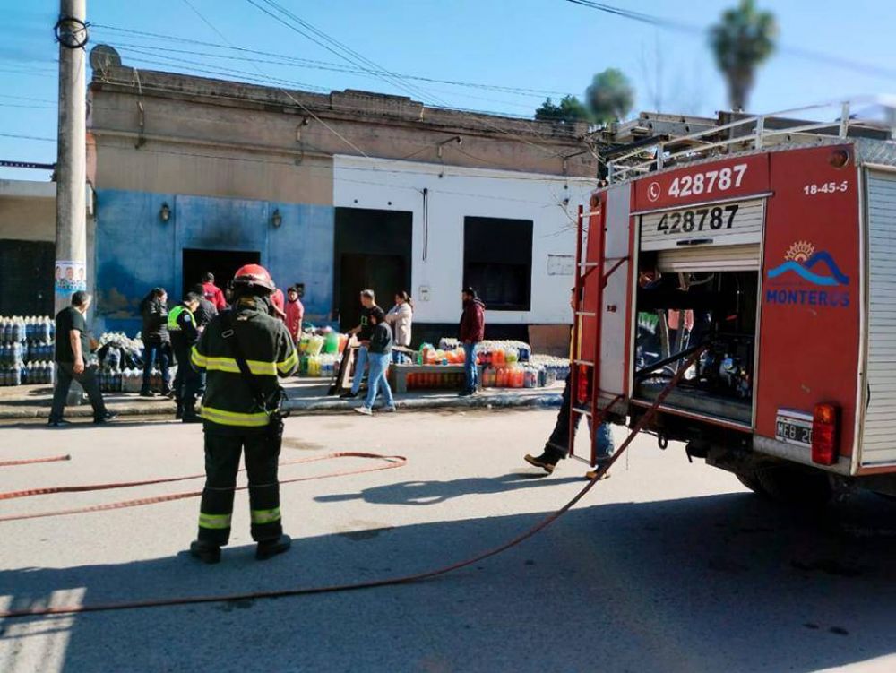 Susto en Acheral: Una distribuidora de bebidas se prendi fuego