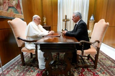 Presidente cubano llega al Vaticano para reunión con el papa Francisco