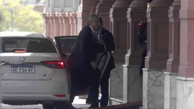 Alberto les dijo a los gobernadores que Scioli no es su candidato y pidi� lugares en la lista para Tolosa y Cafiero