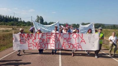 La comarca de Len que saca los tractores a la calle para defender su agua: Sin pozo no hay embotelladora