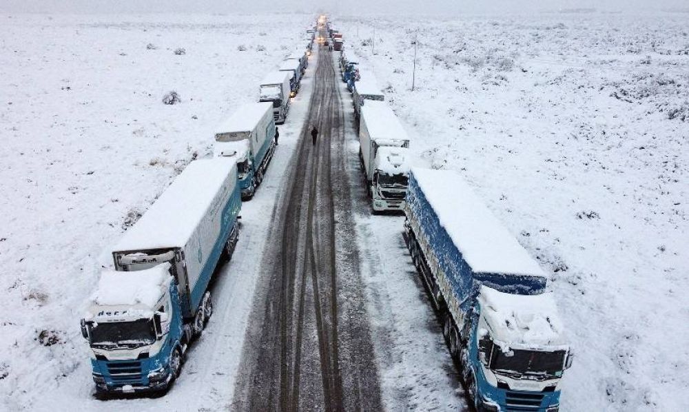 Ms de 2000 camiones varados en Mendoza por un fuerte temporal
