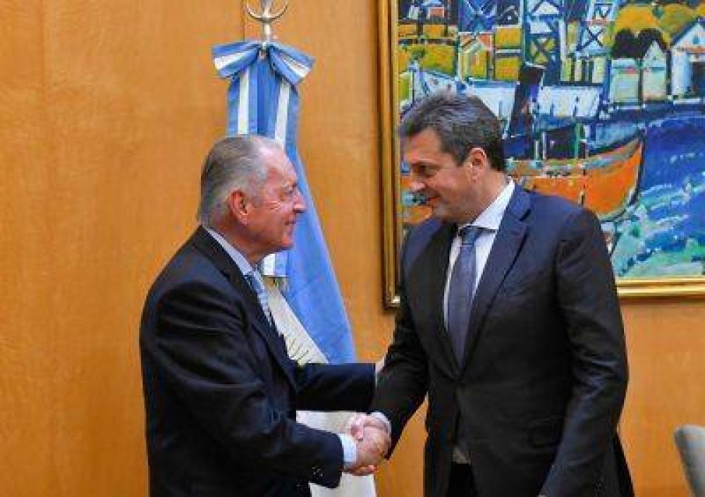 Massa avanz� en su campa�a sobre el C�rculo Rojo y recibi� al titular de la UIA