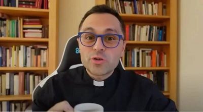 Sacerdote youtuber con miles de seguidores ofrece 3 consejos para usar bien Internet