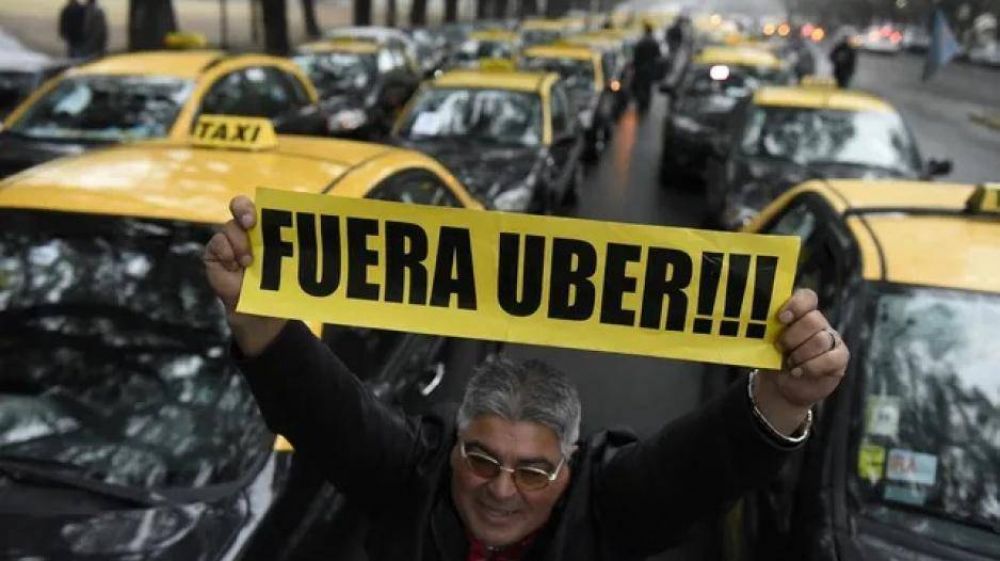 Taxistas se declaran en estado de alerta ante la llegada de Uber Moto a la ciudad de Santa Fe