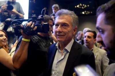 Mauricio Macri vuela, apuesta y mira de reojo el día después de las PASO